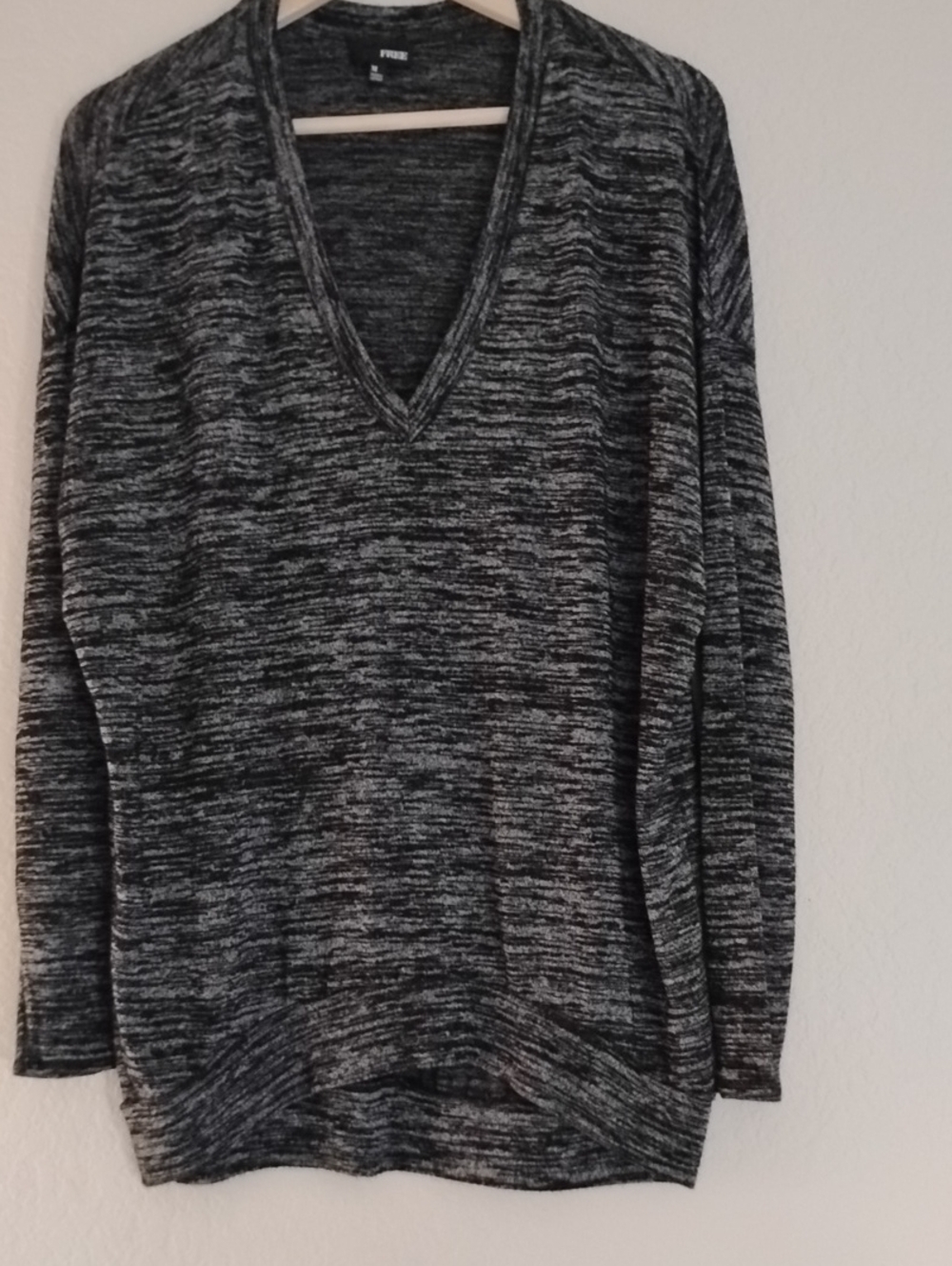 Aritzia Wilfred Marled Black & Gray V-Neck Sweater